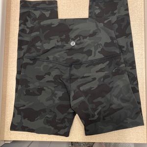 🖤 Lululemon women’s size 2 high waisted cropped Green:black camouflage leggings